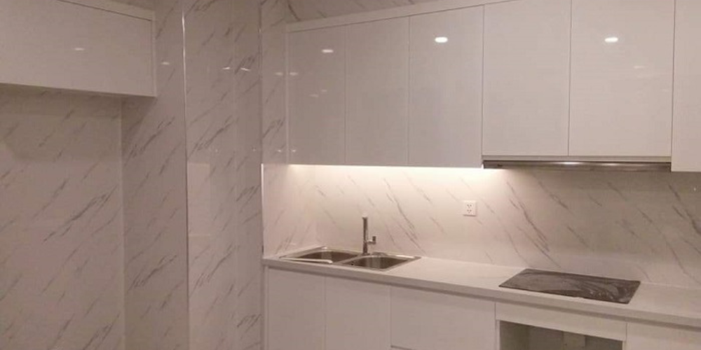 Biến hóa không gian với giải pháp tấm nhựa ốp tường bếp hiện đại