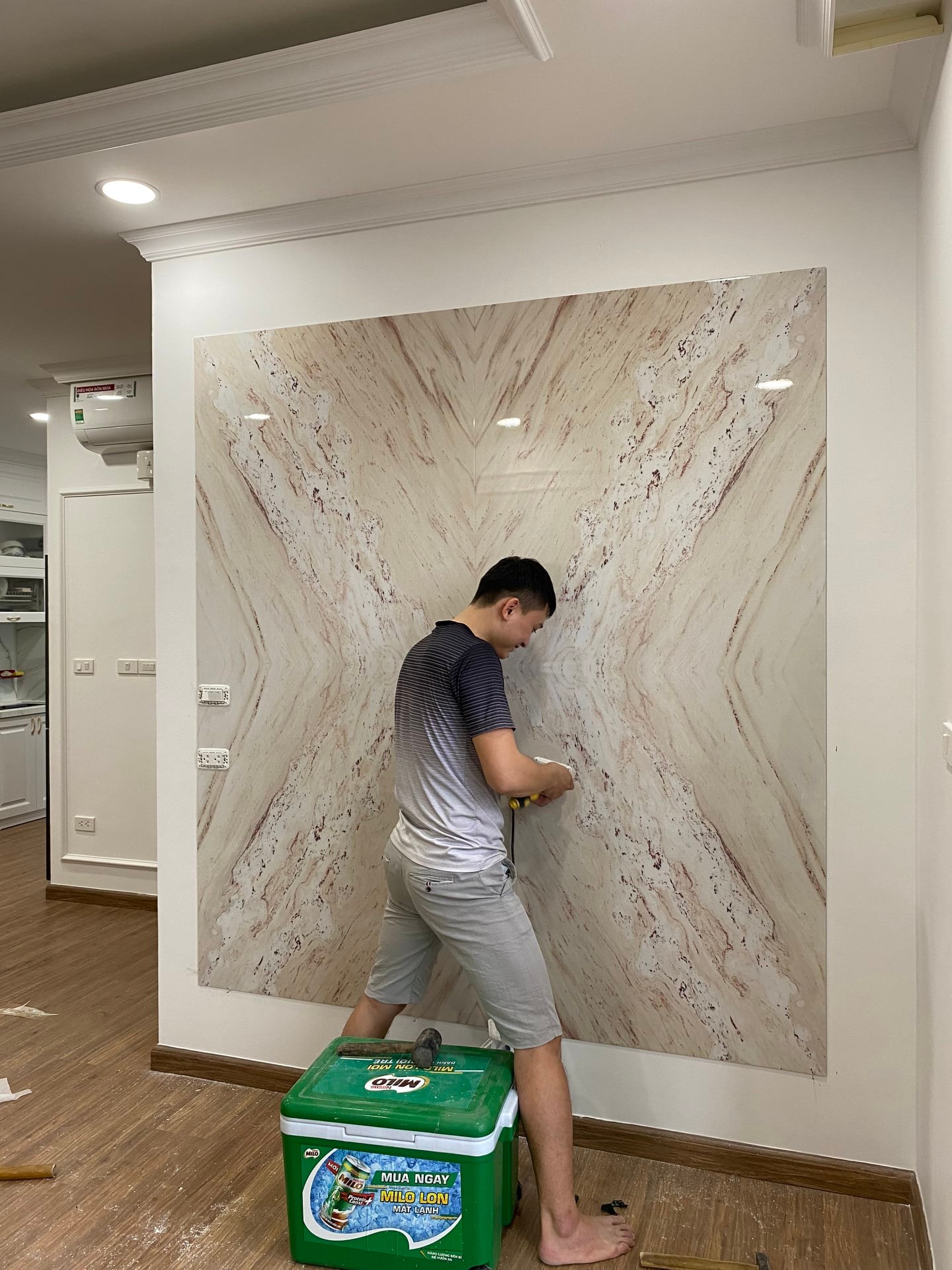 Hướng Dẫn Chi Tiết Cách Vệ Sinh Tấm Nhựa Giả Gỗ Ốp Tường Hiệu Quả Nhất