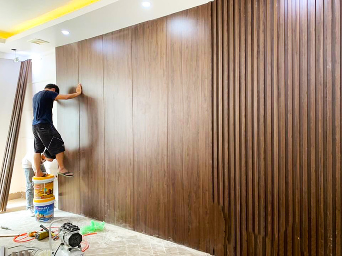 Hướng Dẫn Chi Tiết Cách Vệ Sinh Tấm Nhựa Giả Gỗ Ốp Tường Hiệu Quả Nhất