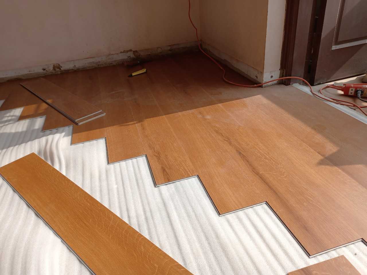 Sàn nhựa hèm khóa đế cao su có tốt không?